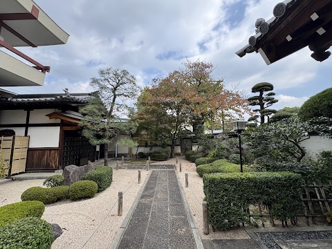 A raked karesansui (dry-landscape) garden path, likely at Jotenji Temple — another of Hakata's historic Zen temples in this s