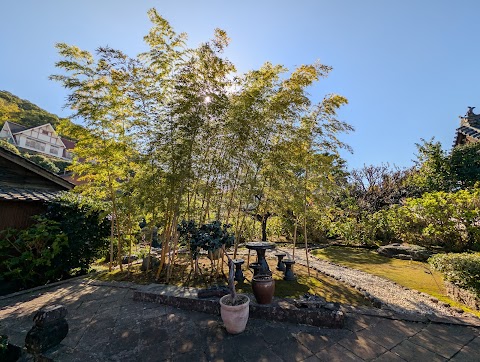 POI: Sōfuku-ji Garden
Fun Fact: The bamboo framing this serene pond is a potent symbol of strength and flexibility in Japanes