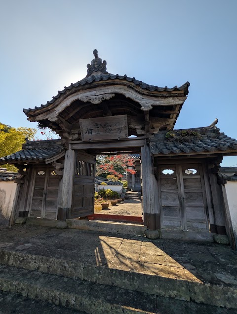 POI: Sōfuku-ji Inner Gate
Fun Fact: This wooden sanmon (mountain gate) represents a symbolic boundary, meant to invite visito