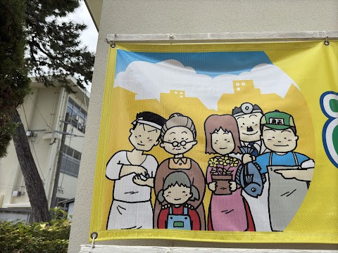 Spotted this heartwarming community mural at Momochi Elementary School. It's such a cheerful depiction of the local neighborh
